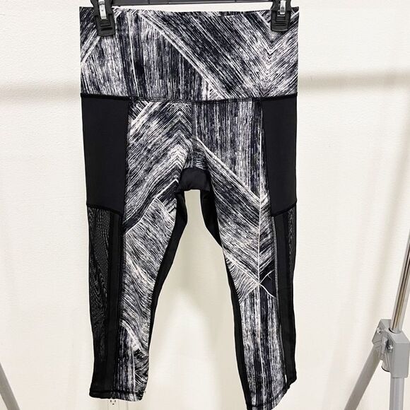 Lululemon Black Capri Crop Mesh Leggings 6 - Picture 1 of 8